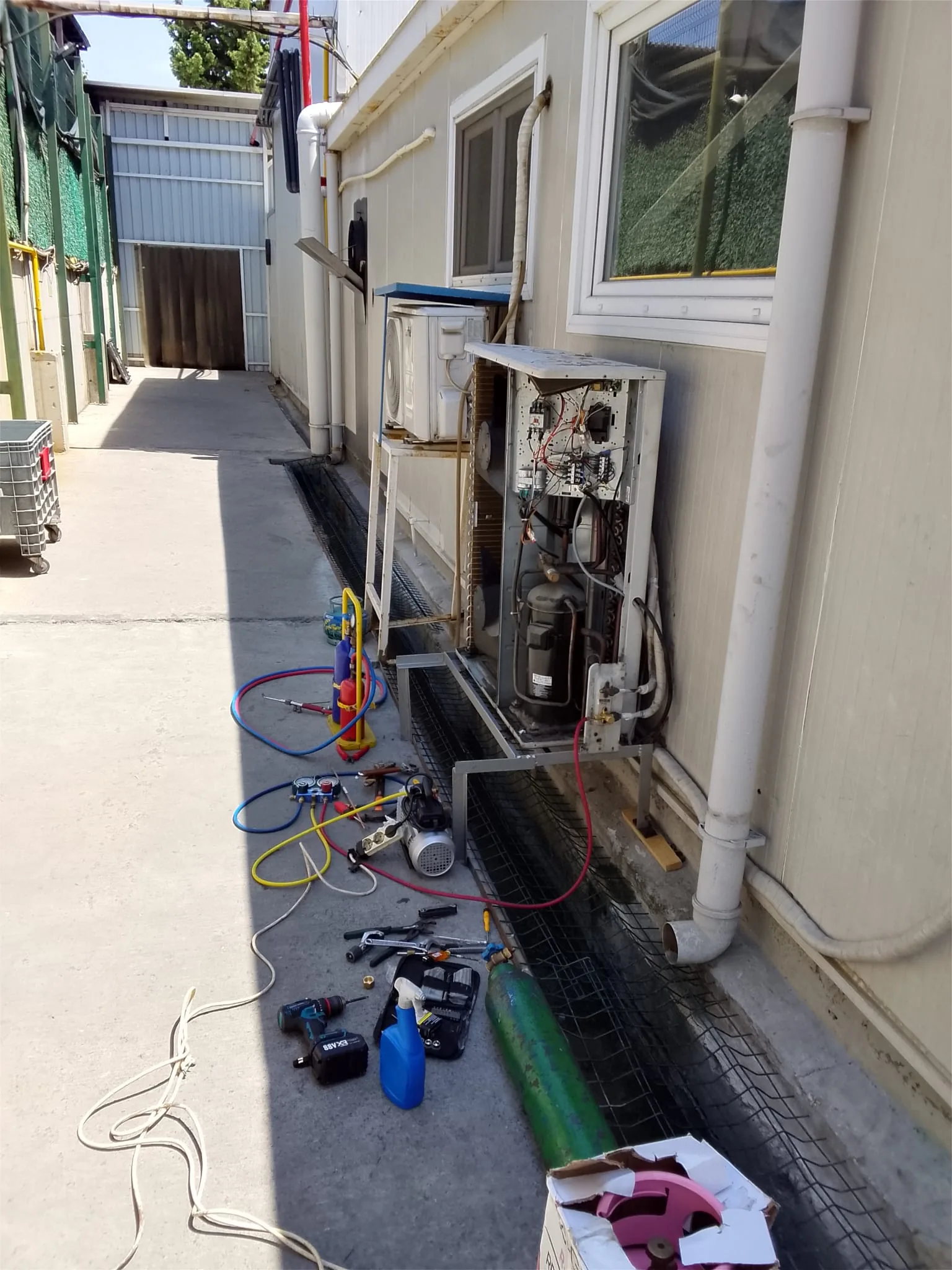 Klima dış ünitelerinde servis ve bakım çalışması